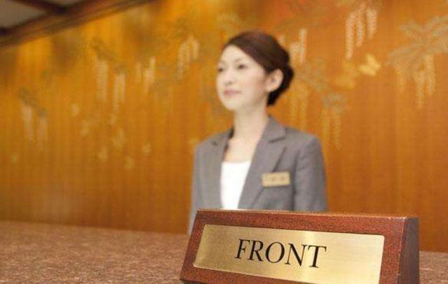 夜半鐘聲驚擾夢，前臺微笑藏艱辛——揭秘酒店前臺對深夜入住客人的復雜情緒